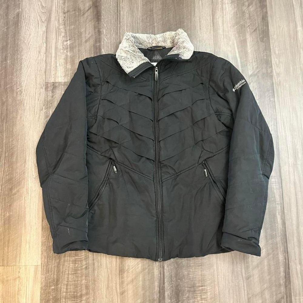 Columbia black puffer jacket with fur collar Size M